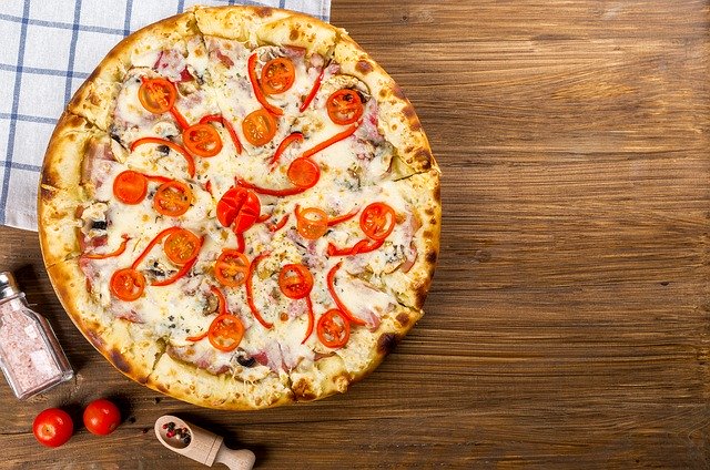 pizza bez masa, se smetanovým základem a sýrem